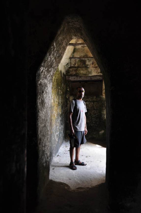 Caminhando pelos túneis e passagens de um dos palácios em Tikal, na Guatemala